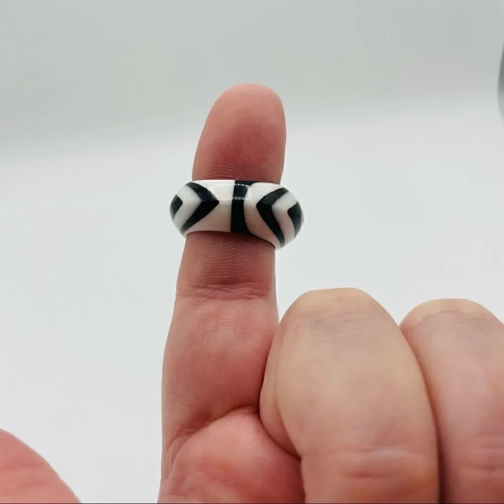 Vintage Plastic Mod Striped Ring - Picture 2 of 3